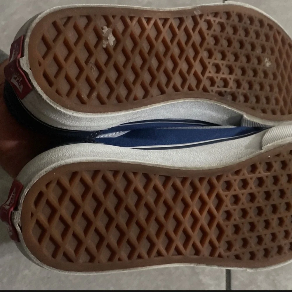 VANS - Picture 3 of 7